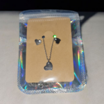 boucles d’oreilles acier inoxydable, collier pendentif argenté, bijoux acier inox, bijoux personnalisés suisse, cadeau femme élégant, bijoux tendance suisse, boucles d’oreilles cadeau, collier cadeau femme, bijoux acier gravé, bijoux durables, accessoire mode suisse, cadeau bijoux personnalisé, bijou femme argenté, bijou acier inox gravé, bijou personnalisé suisse, bijoux femme tendance, cadeau anniversaire femme, bijou acier inoxydable suisse, pendentif acier inox, boucles d’oreilles argentées