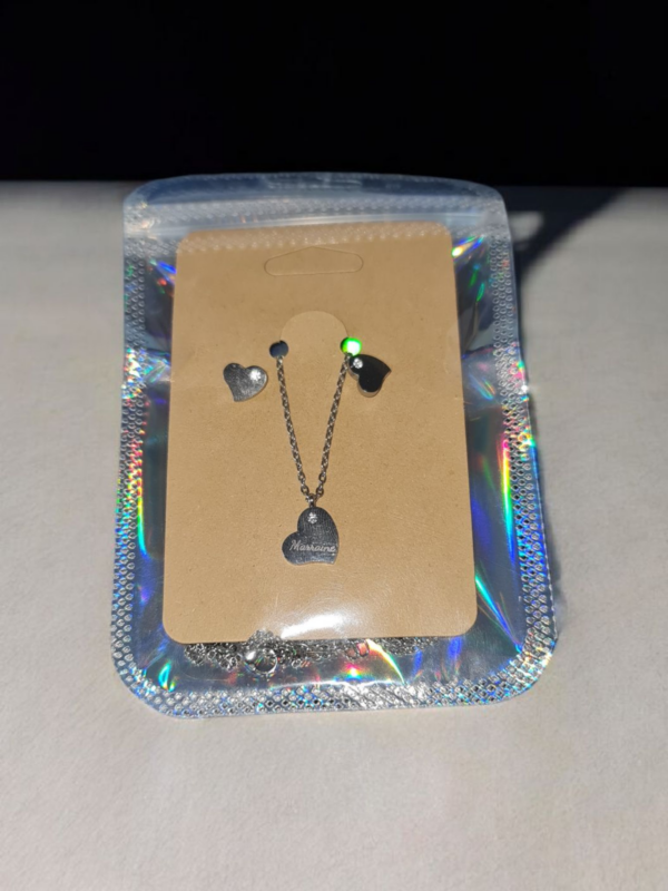 boucles d’oreilles acier inoxydable, collier pendentif argenté, bijoux acier inox, bijoux personnalisés suisse, cadeau femme élégant, bijoux tendance suisse, boucles d’oreilles cadeau, collier cadeau femme, bijoux acier gravé, bijoux durables, accessoire mode suisse, cadeau bijoux personnalisé, bijou femme argenté, bijou acier inox gravé, bijou personnalisé suisse, bijoux femme tendance, cadeau anniversaire femme, bijou acier inoxydable suisse, pendentif acier inox, boucles d’oreilles argentées