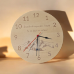 horloge murale personnalisée, horloge gravée suisse, cadeau décoration personnalisé, horloge design gravée, horloge bois personnalisée, idée cadeau maison suisse, horloge murale originale, cadeau bureau personnalisé, horloge murale sur mesure, horloge prénom gravée, décoration murale personnalisée, horloge artisanale suisse, cadeau déco unique, horloge murale bois gravé, cadeau anniversaire personnalisé, horloge personnalisée suisse, accessoire déco gravé, cadeau maison original, horloge murale gravure laser, horloge murale cadeau