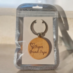 porte-clés personnalisé, porte-clés gravé suisse, cadeau personnalisé suisse, petit cadeau personnalisé, accessoire gravé prénom, porte-clé original, porte-clés avec message, idée cadeau homme, idée cadeau femme, gravure sur porte-clé, porte-clé en bois gravé, cadeau fête des pères, cadeau anniversaire personnalisé, porte-clé amour, porte-clé prénom, cadeau remerciement personnalisé, porte-clé pratique, porte-clé suisse, porte-clé sur mesure, porte-clés personnalisé original