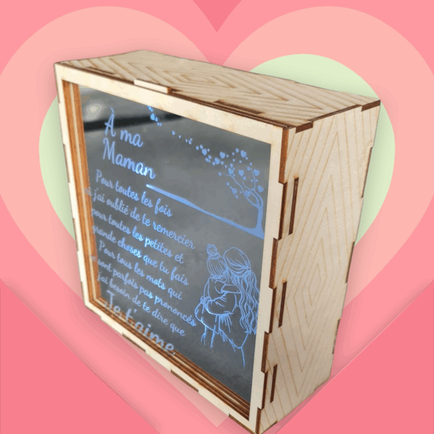 box fête des mères, box lumineuse personnalisée, cadeau maman personnalisé, cadeau fête des mères suisse, idée cadeau maman, box LED personnalisée, coffret lumineux fête des mères, box cadeau original maman, cadeau gravé fête des mères, box personnalisée suisse, lumière personnalisée fête des mères, cadeau maman suisse, box spéciale maman, coffret fête des mères personnalisé, idée originale fête des mères, box avec prénom maman, cadeau lumineux personnalisé, box cadeau femme, cadeau déco fête des mères, souvenir personnalisé maman