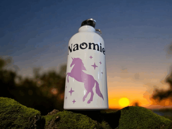 gourde personnalisée, gourde blanche 500 ml, gourde gravée suisse, gourde prénom, bouteille personnalisée suisse, gourde inox personnalisée, idée cadeau personnalisé, gourde école personnalisée, gourde sport gravée, gourde enfant personnalisée, gourde adulte personnalisée, cadeau éco-responsable personnalisé, gourde nom gravé, bouteille prénom gravé, gourde personnalisée suisse, gourde pratique personnalisée, gourde design personnalisée, cadeau original gravé, gourde bureau personnalisée, gourde personnalisée avec message