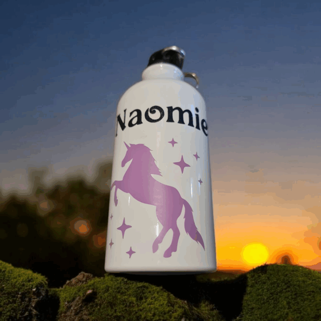 gourde personnalisée, gourde blanche 500 ml, gourde gravée suisse, gourde prénom, bouteille personnalisée suisse, gourde inox personnalisée, idée cadeau personnalisé, gourde école personnalisée, gourde sport gravée, gourde enfant personnalisée, gourde adulte personnalisée, cadeau éco-responsable personnalisé, gourde nom gravé, bouteille prénom gravé, gourde personnalisée suisse, gourde pratique personnalisée, gourde design personnalisée, cadeau original gravé, gourde bureau personnalisée, gourde personnalisée avec message