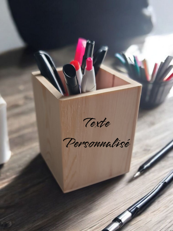 porte-crayon en bois, porte-crayon personnalisé, porte-crayon bois gravé, cadeau personnalisé bureau, porte-crayon prénom, porte-crayon école, accessoire de bureau personnalisé, cadeau enseignant personnalisé, porte-crayon enfant personnalisé, porte-crayon suisse, gravure sur bois suisse, idée cadeau bureau, cadeau professeur personnalisé, organisateur bureau personnalisé, porte-crayon design, support crayon personnalisé, porte-crayon original, cadeau bois personnalisé, déco bureau personnalisée, accessoire bois gravé
